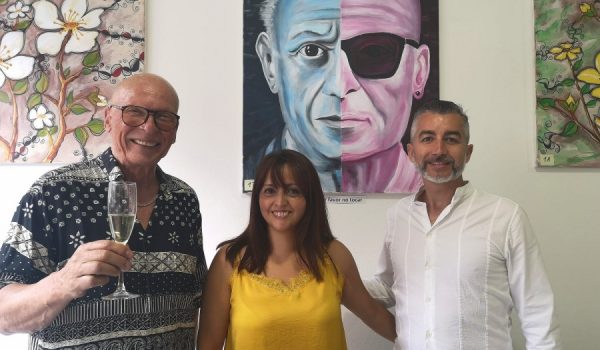 De izquierda a derecha Udo Burkhardt junto a los propietarios de la Cafetería Blanco y Negro, Auxi e Israel.