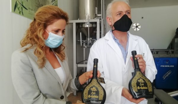 Mariluz Becerra y Javier Vázquez han sido los encargados de presentar las características del Oro Al-Ándalus.