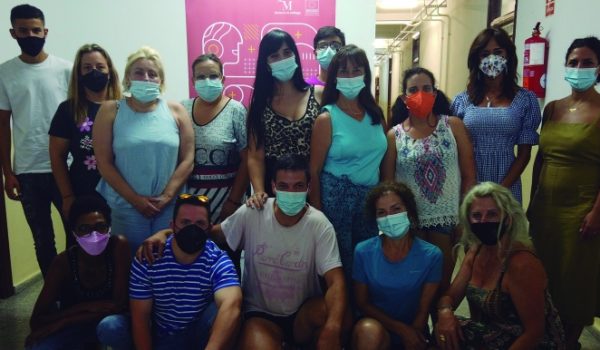 Los alumnos posan junto a la orientadora y una de las profesoras del curso en el pasillo de la Casa de la Cultura, donde se están impartiendo las clases teóricas.