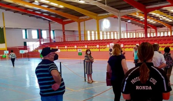 El Polideportivo El Fuerte acoge vacunaciones sin cita en vecinos a partir de 40 años, un grupo que se ampliará la próxima semana con la llegada de nuevas dosis, mientras que los menores de 40 pueden vacunarse con cita previa.