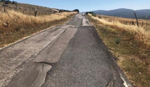 El firme de la carretera presenta un envejecimiento generalizado con numerosas deformaciones y roturas, deslizamientos y drenajes transversales dañados.