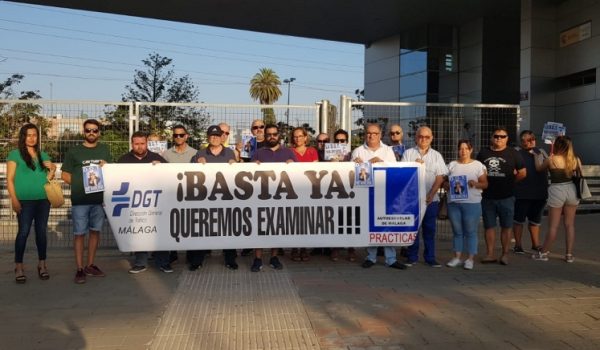 Profesores y responsables de autoescuelas de toda la provincia se concentraron frente a la Jefatura de Tráfico en Málaga hace dos años para exigir la contratación de más examinadores.