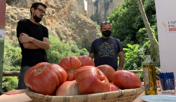 En la imagen el productor Jacobo García y el responsable de huertas de la Asociación Montaña y Desarrollo José Verdugo.