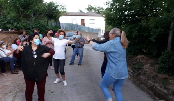Mujeres de La Cimada ensayan las sevillanas antes de la grabación.