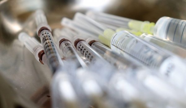 Aquellos que no hayan recibido su primera dosis de la vacuna contra el COVID-19 pueden hacerlo sin cita en horario de mañana y tarde en el Polideportivo El Fuerte.