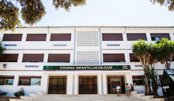 Entrada al edificio principal de la Colonia Infantil Las Delicias