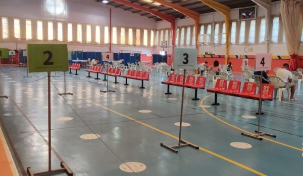 Los profesionales del Área Sanitaria continúan llevando a cabo una campaña de vacunación masiva para mayores de 16 años que aún no hayan recibido su primera dosis.