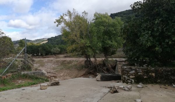 Estado del puente en la zona de la estación de tren de Benaoján días después de la crecida del río Guadiaro.