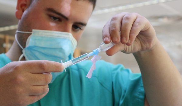 Ya solo será necesario esperar cuatro semanas desde el primer positivo o el inicio de síntomas para poder acceder a la vacuna contra el COVID-19.