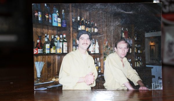 Paco Cantos (dcha.) junto a Pepe (izda.) sirvieron las primeras copas hace un cuarto de siglo