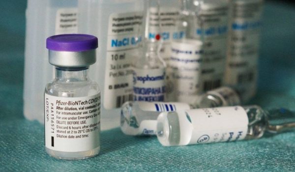 Los mayores de 12 años ya pueden vacunarse sin cita contra el COVID-19 en el Polideportivo Municipal El Fuerte.