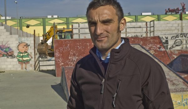 El edil de Deportes, Bernardo Crespo, en las instalaciones donde se ubicaba hasta hoy el skate park.
