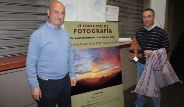 Carlos Tapia, tras recibir el premio por parte del concejal de Medio Ambiente.
