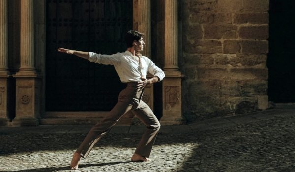En la imagen Gutiérrez baila frente al Palacio de Mondragón.