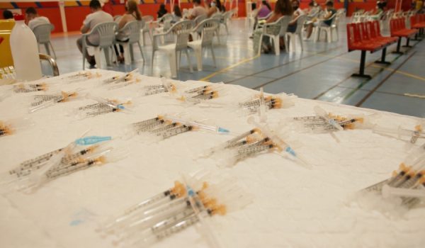 Estos días el protocolo de vacunación se lleva a cabo en el Centro de Mayores.