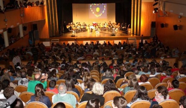 Teatro Vicente Espinel, con el aforo completo antes de la pandemia.