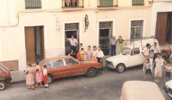 Un grupo de vecinos aguarda en la fachada de Las Caballerías durante una cabalgata en la década de los 80..