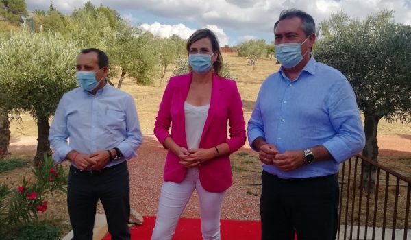 Espadas ha comparecido acompañado por Isabel Mª Aguilera y José Luis Ruiz Espejo.