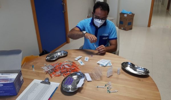 El personal sanitario continúa administrando primeras dosis de la vacuna del COVID-19 sin cita previa en el Centro de Mayores.