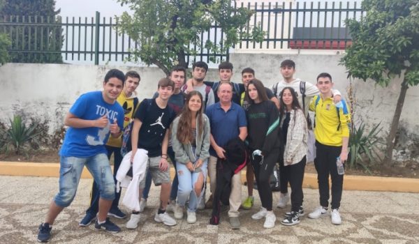 En el centro de la imagen, Tomás Gómez junto con un grupo de alumnos del IES Rodríguez Delgado.