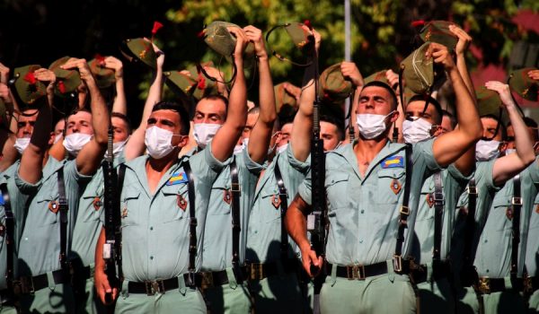 Legionarios de la X Bandera Millán-Astray, entonando uno de los vivas tras el discurso del coronel De Meer.
