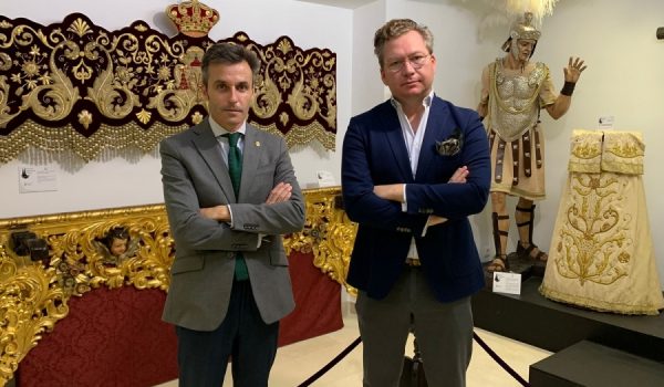 Martín Mena cuenta con una extensa trayectoria que lo ha convertido en referente de cartelería cofrade en Andalucía.