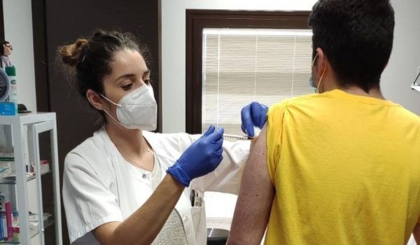 Actualmente el personal sanitario administra las vacunas contra el COVID-19 en el Centro de Salud Ronda Sur.