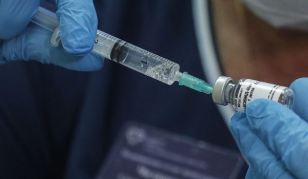 Los mayores de residencias y centros sociosanitarios reciben, junto con los pacientes inmunodeprimidos, la tercera dosis de la vacuna contra el COVID-19.