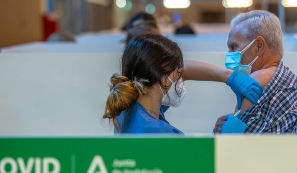 Desde este lunes la población general comienza a recibir la vacuna contra la gripe.