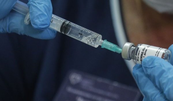 La tercera dosis para mayores de 70 años y pacientes inmunodeprimidos se acompasa con la administración de la vacuna contra la gripe.