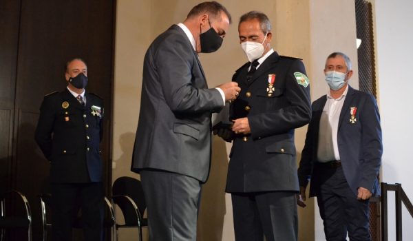 El concejal de Seguridad, Juan Carlos González, ha entregado una de las medallas al mérito policial.