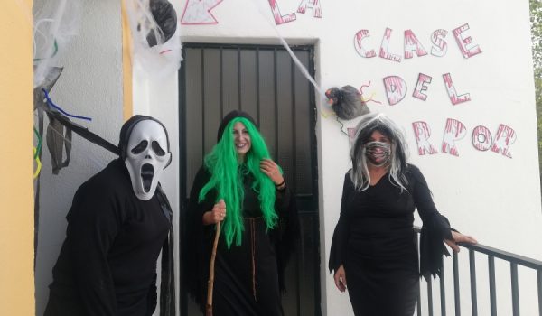 Alumnos y profesores del FP de Servicios Comerciales del IES Rodríguez Delgado han sido los organizadores de un pasaje del terror en el centro educativo.
