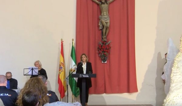 La edil Mª Carmen Martínez leyó un manifiesto en homenaje a las víctimas del coronavirus en Ronda