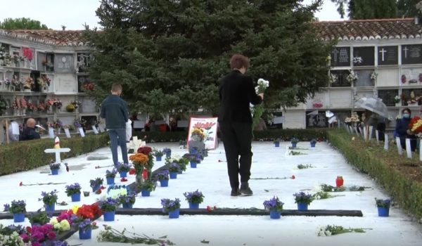 Un año más, se han depositado flores en la losa que cubre las 20 fosas comunes con las que cuenta el Cementerio de San Lorenzo
