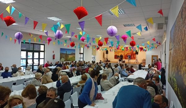 Más de un centenar de personas disfrutaron de la merienda que ofreció el Ayuntamiento en el Centro de Mayores.