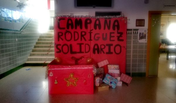 Todos los juguetes se depositarán en una gran caja que los estudiantes han instalado en el centro educativo.