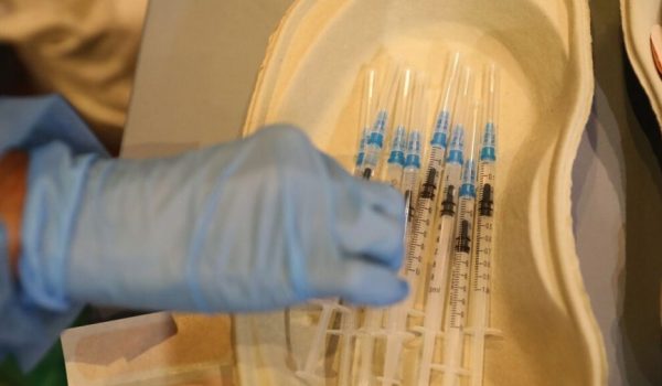 Andalucía propone extender la administración de la tercera dosis de la vacuna contra el COVID a mayores de 60 años y sanitarios.