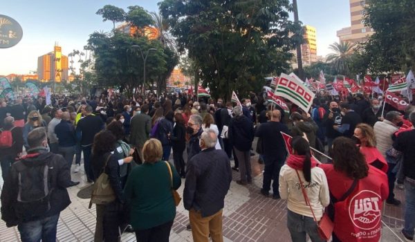 Alrededor de 2.000 personas procedentes de diferentes puntos del país respaldaron la manifestación en la que se pudieron oír gritos como: “Del banco de Unicaja, no nos moverán”