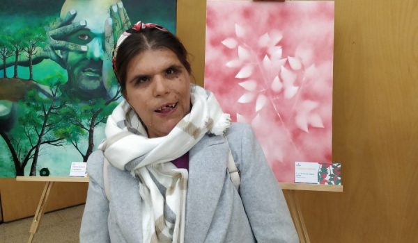 Luisa Moreno junto a su cuadro en Barcelona