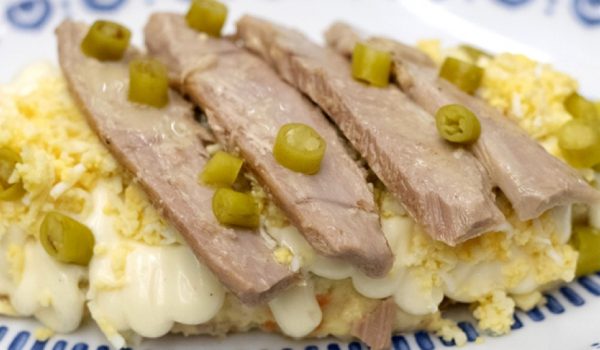 Imagen de la presentación de la ensaladilla de Bardal, que se podrá degustar a partir del viernes que viene