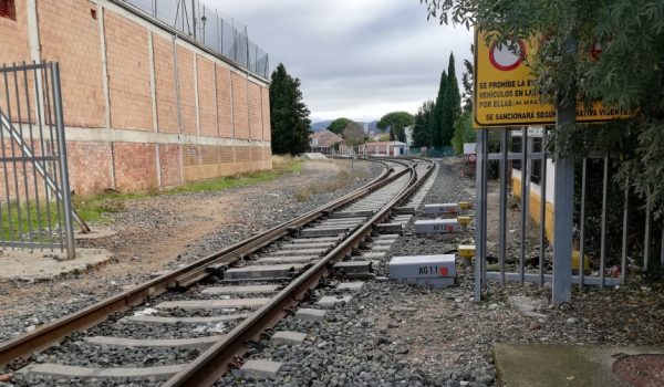 La pasarela se situará en el actual paso a nivel de acceso al polígono industrial El Fuerte