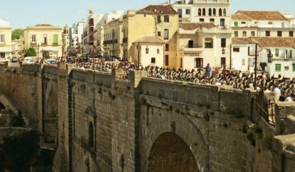 Efectivos de La Legión desfilando por el Puente Nuevo
