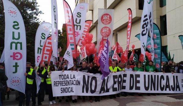 Empleados de Unicaja Banco durante la manifestación del pasado martes en Málaga.