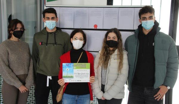 La profesora Antonia Salud Vázquez junto a varios de los alumnos seleccionados en el certamen.