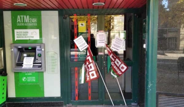 Oficina de Unicaja Banco cerrada por la huelga