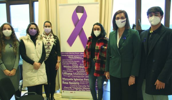 Alumnos de distintos institutos y la presidenta de Rondafem, Lorena Peña junto a la delegada de Igualdad minutos antes del acto oficial por el 25N.