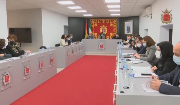 A la sesión no han acudido ni el portavoz de Ciudadanos, Alberto Serrano, ni  el concejal del PP Juan Carlos González, mientras que Fran Sancho ha tomado posesión de su acta como edil de IU.