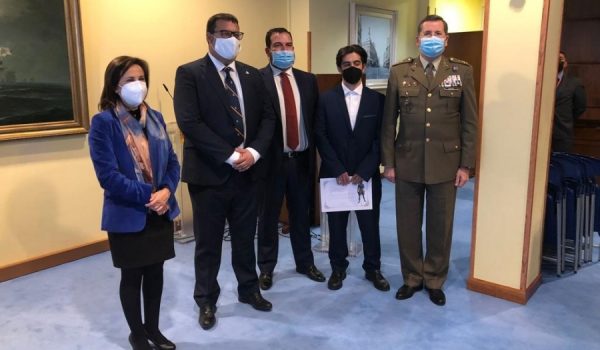Los rondeños, junto a la ministra de Defensa Margarita Robles y el JEME, Amador Enseñat