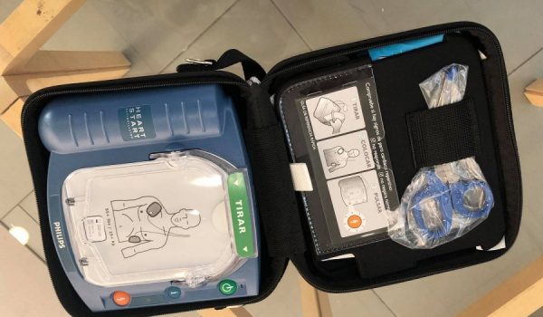 Los asistentes a la formación aprendieron sobre el manejo de desfibriladores en caso de emergencia cardiaca.