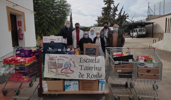 Varios representantes de la Escuela Taurina junto al torero Javier Orozco han hecho entrega de los productos.